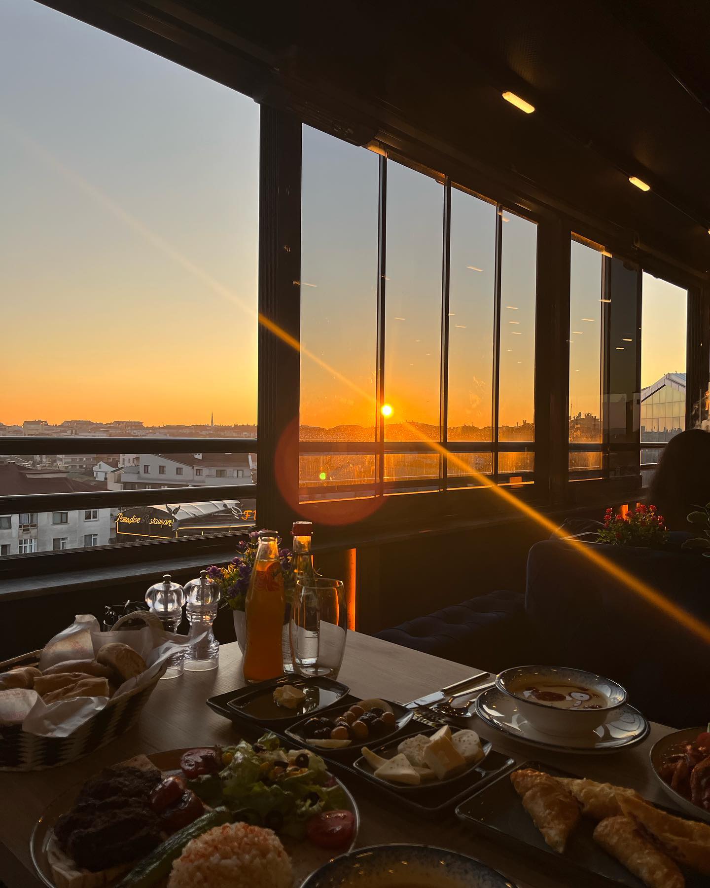 Venom Lounge terasında gün batımı ve sofra